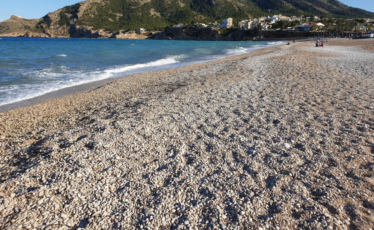 Foto de Playa del Albir con arena/guijarros negro superficie