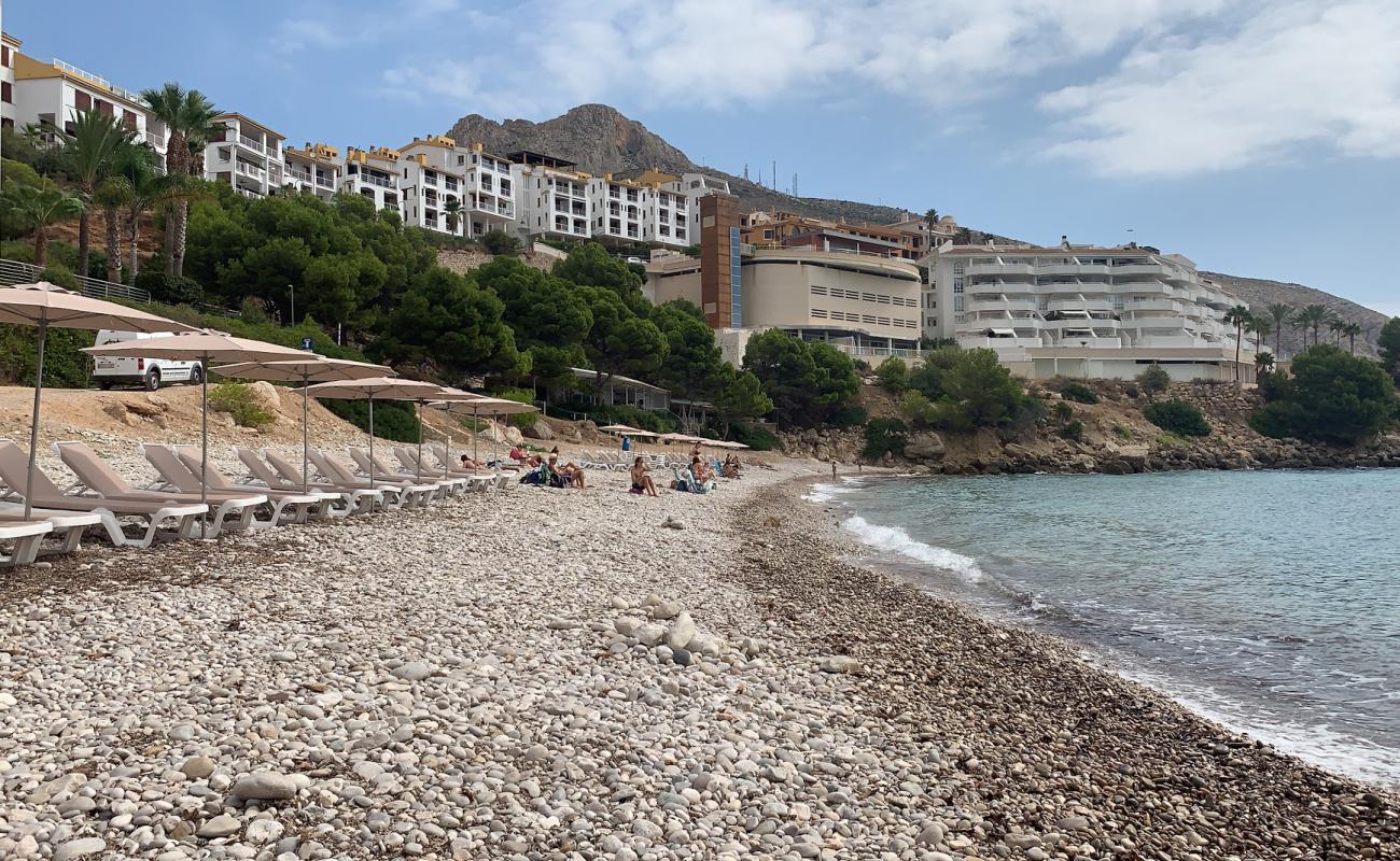 Foto de Platja Mascarat con guijarro gris superficie