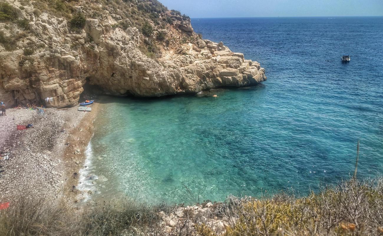 Foto de Cala de Testos con guijarro fino claro superficie