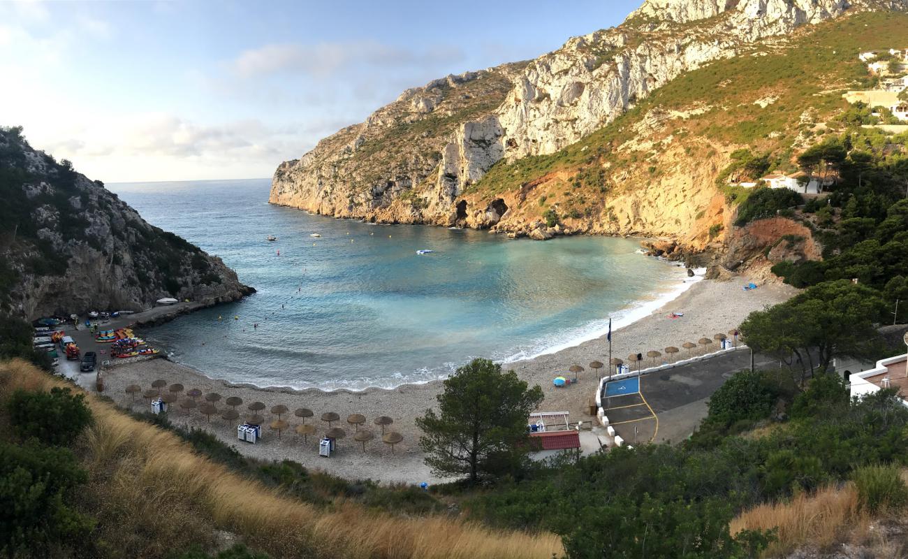 Foto de Playa de la Granadella con guijarro fino claro superficie