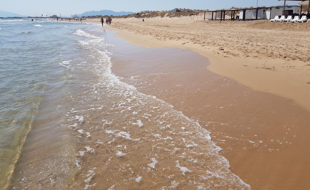 Foto de Platja Aigua Blanca con arena oscura superficie