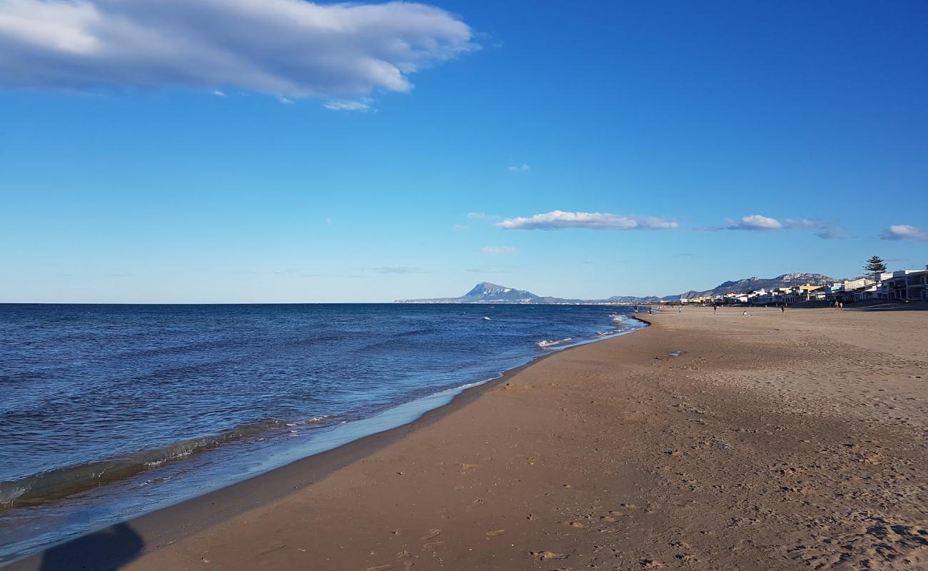 Foto de Platja de Pau Pi con arena oscura superficie