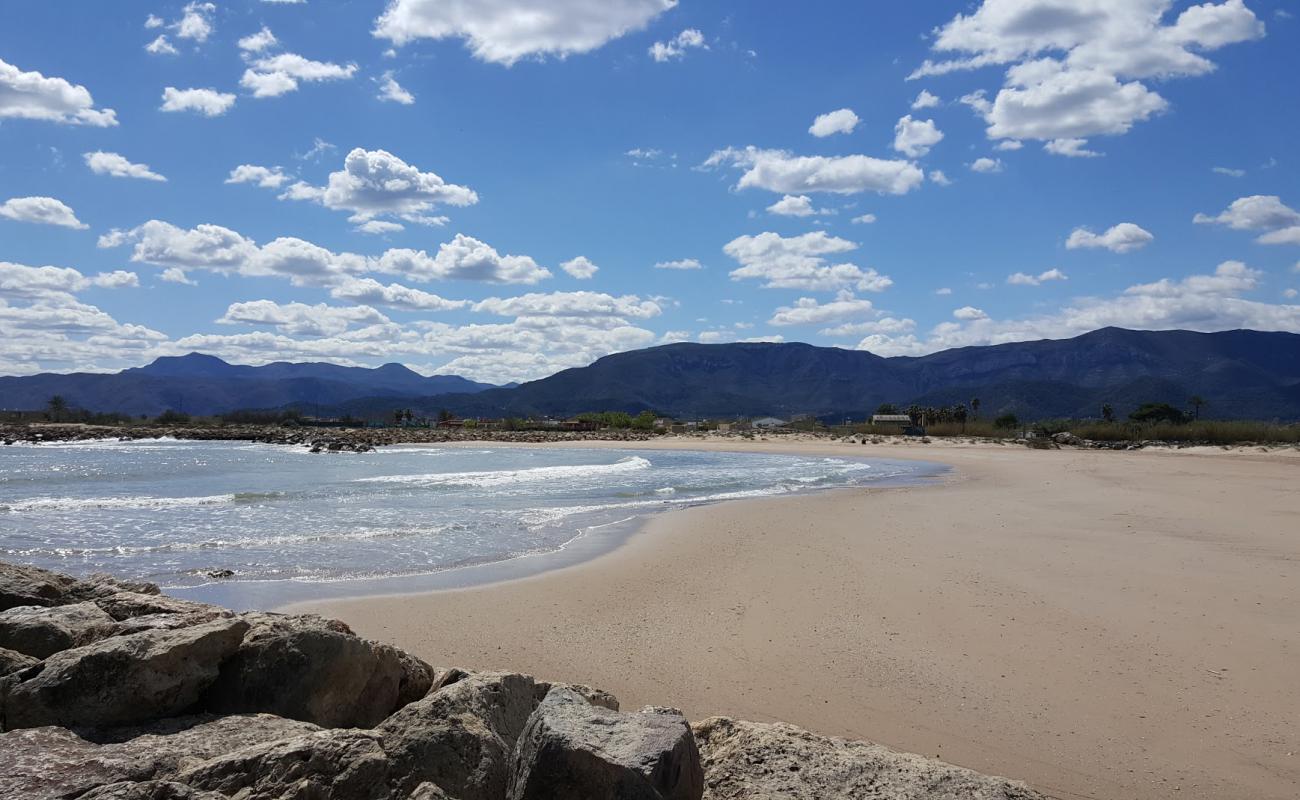 Foto de Playa de L'Estany con arena oscura superficie