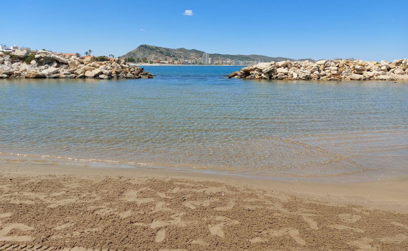 Foto de Platja Marenyet de l'Illa con arena oscura superficie