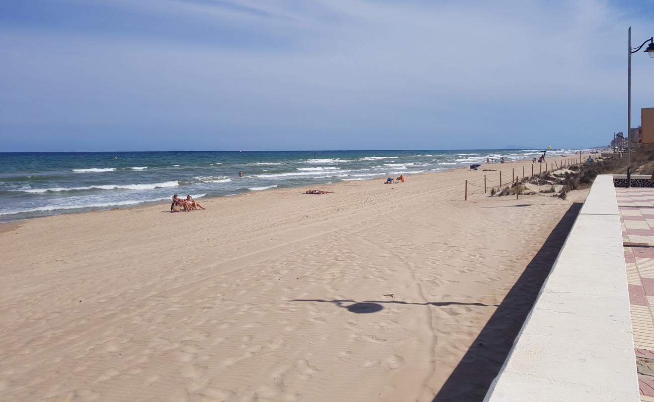 Foto de Platja del Pouet con arena oscura superficie