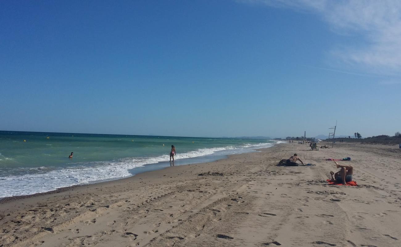 Foto de Playa de Pinedo con arena/guijarros negro superficie