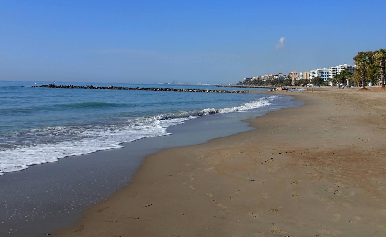 Foto de Platja Heliòpolis con arena oscura superficie