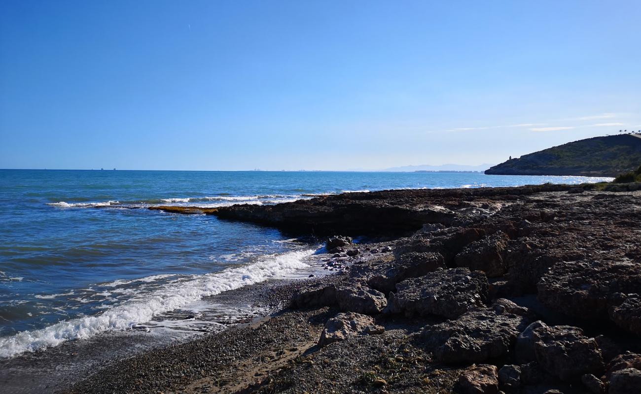 Foto de Playa Pesca Santi con arena/piedras marrón superficie