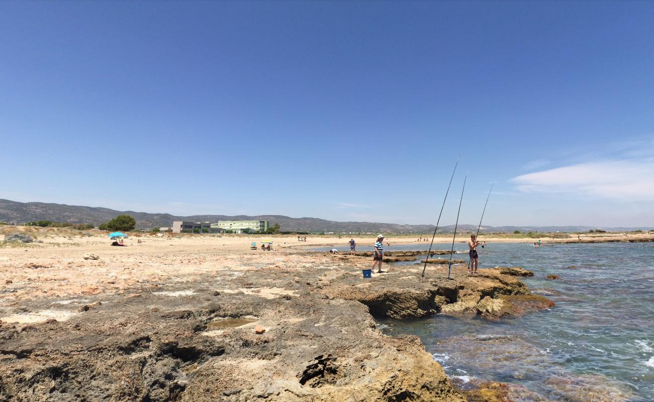 Foto de Platja de la Ribera con agua azul-verde superficie