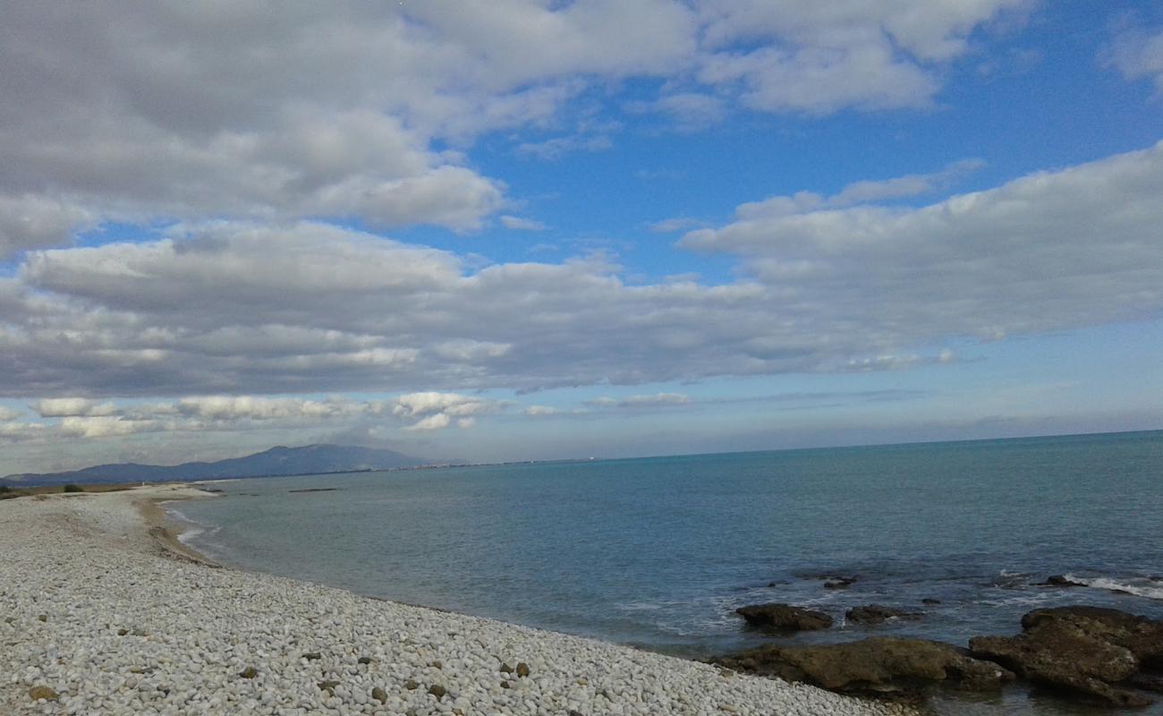 Foto de Playa Torre la Sal con guijarro gris superficie