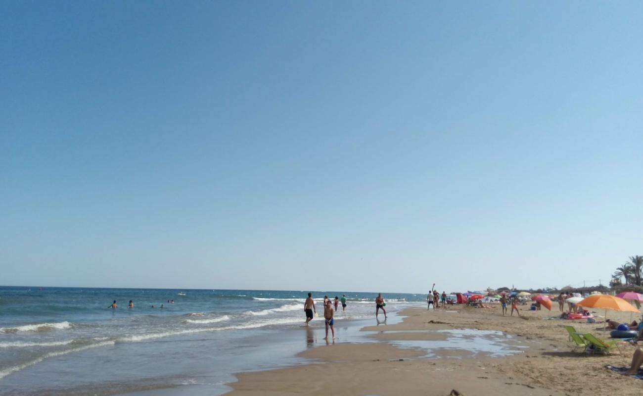 Foto de Platja de Manyetes con arena gris y piedras superficie