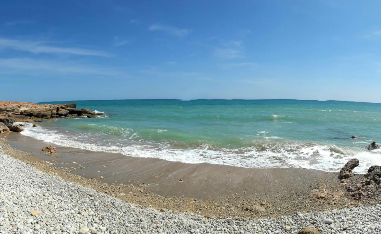 Foto de Platja del Moro 2 con arena gris y guijarros superficie