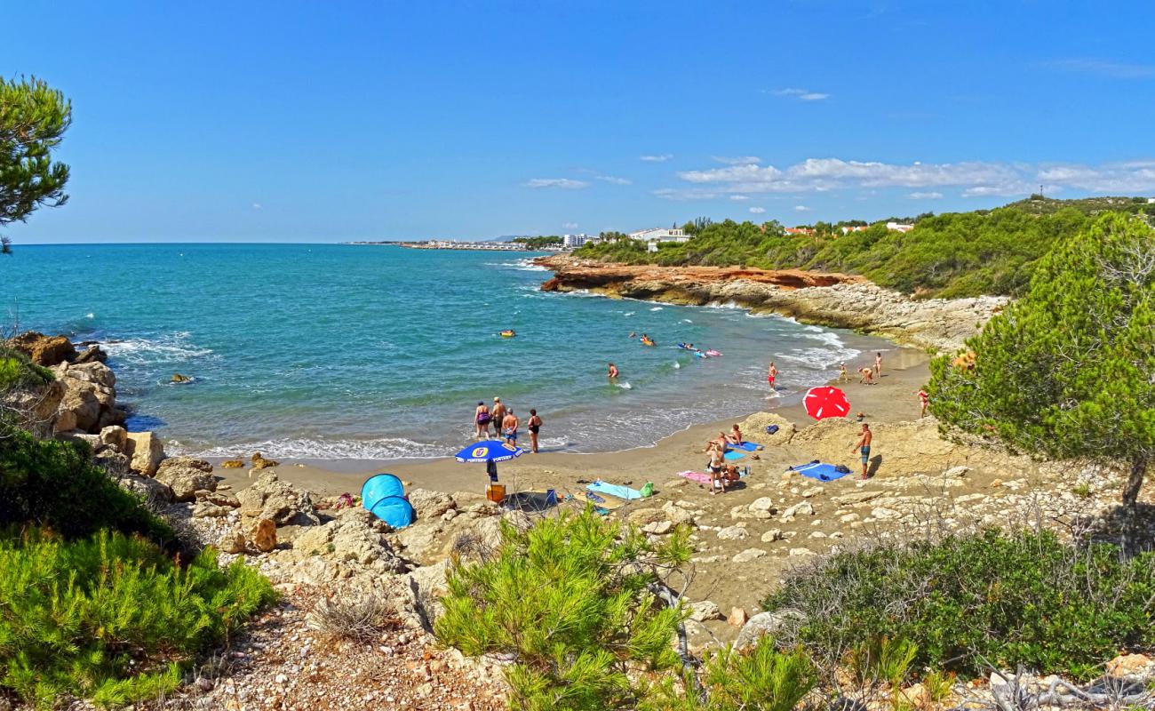 Foto de Cala Blanca con arena oscura superficie