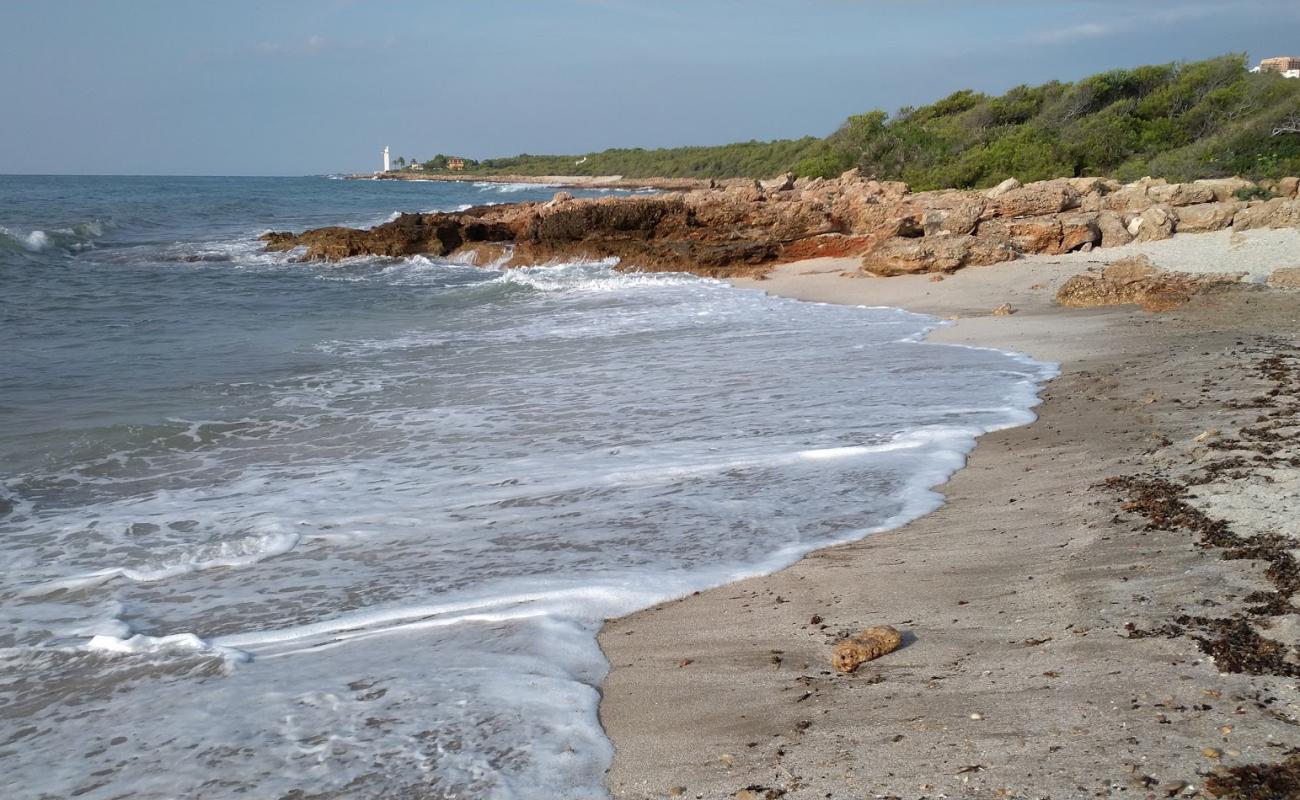 Foto de Platja Serradal 3 con arena fina y guijarros superficie