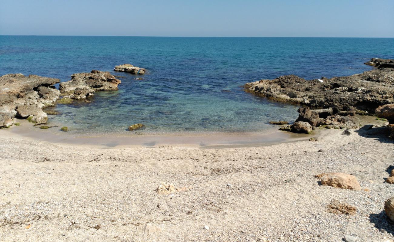 Foto de Cala del Moro con arena/guijarros negro superficie