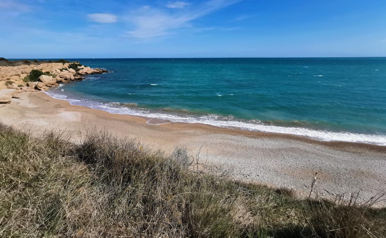 Foto de Platja de Les deveses con guijarro fino gris superficie