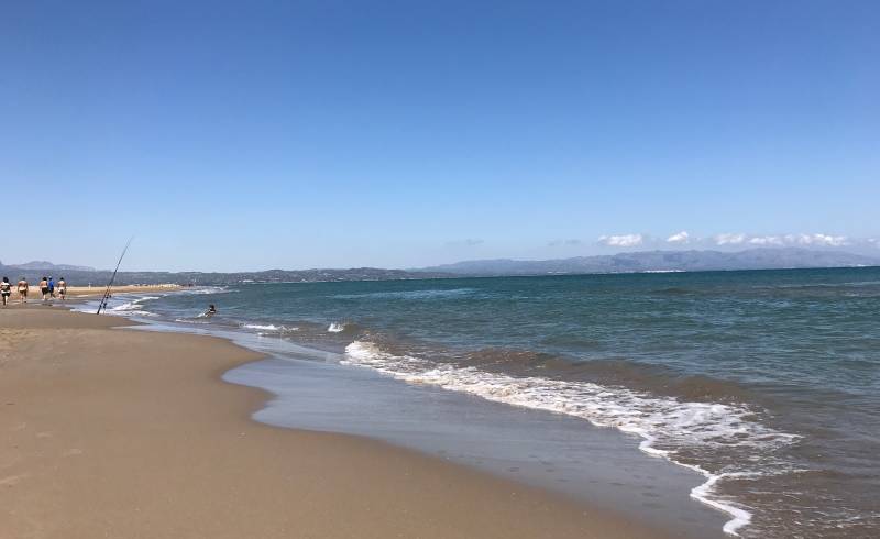 Foto de Platja del Fangar con arena oscura superficie