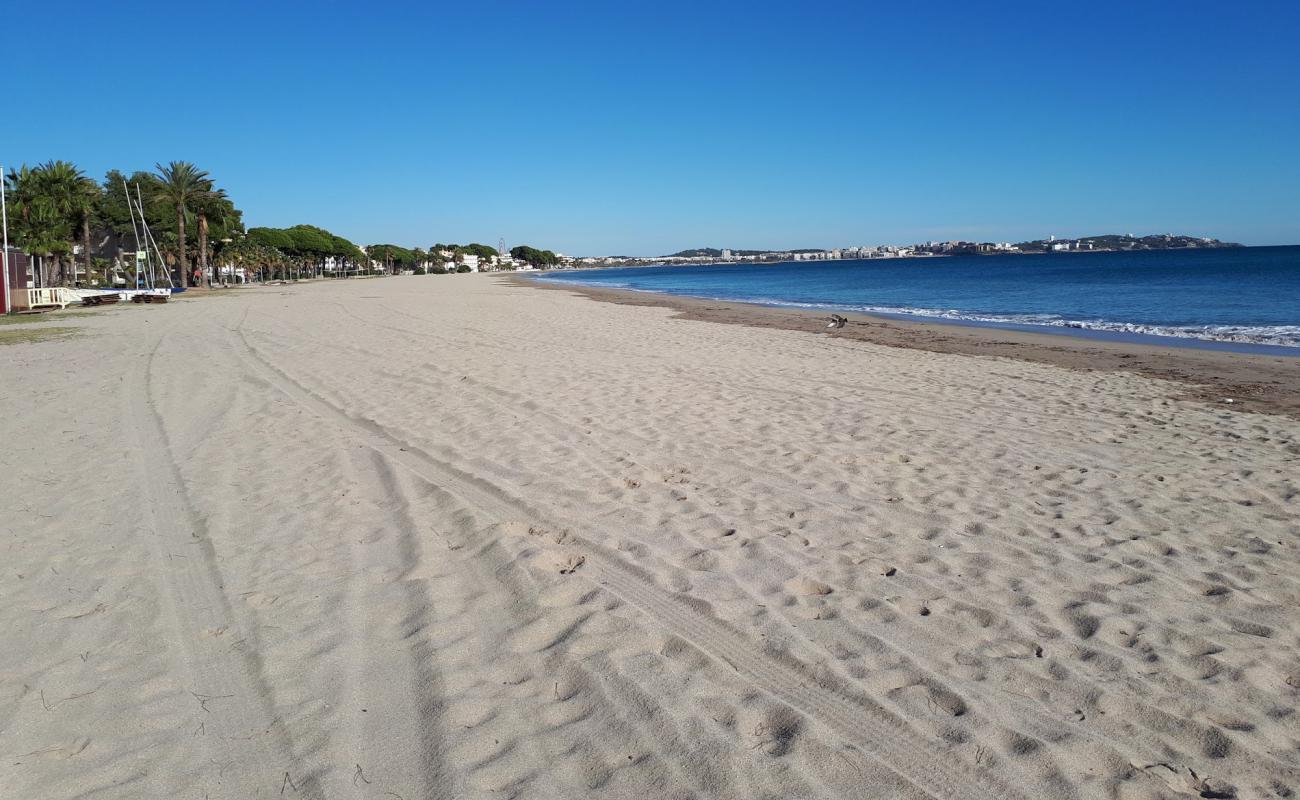 Foto de Platja de l'Esquirol con brillante arena fina superficie