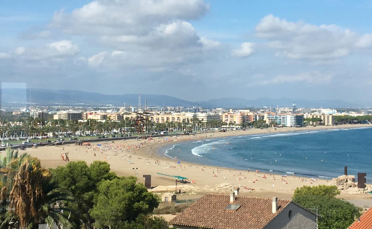 Foto de Playa de La Pineda con arena brillante superficie