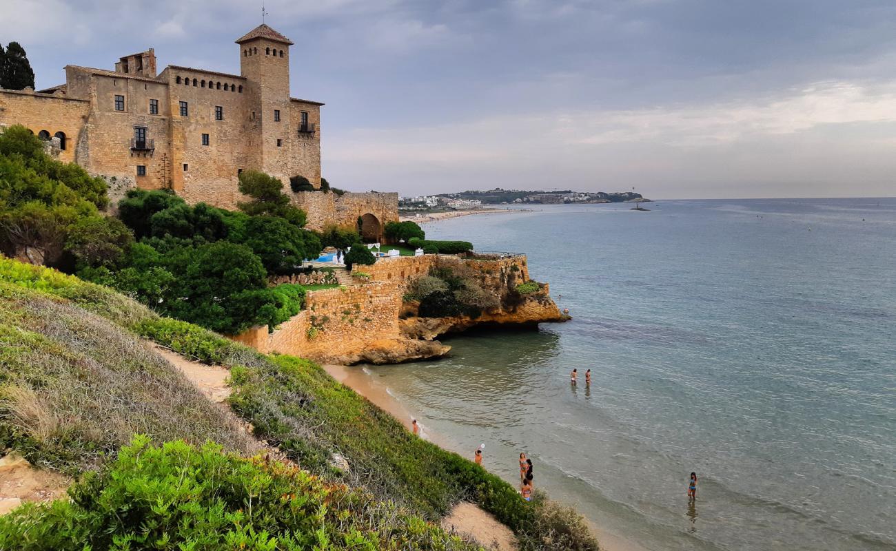 Foto de Platja de Tamarit II con arena brillante superficie