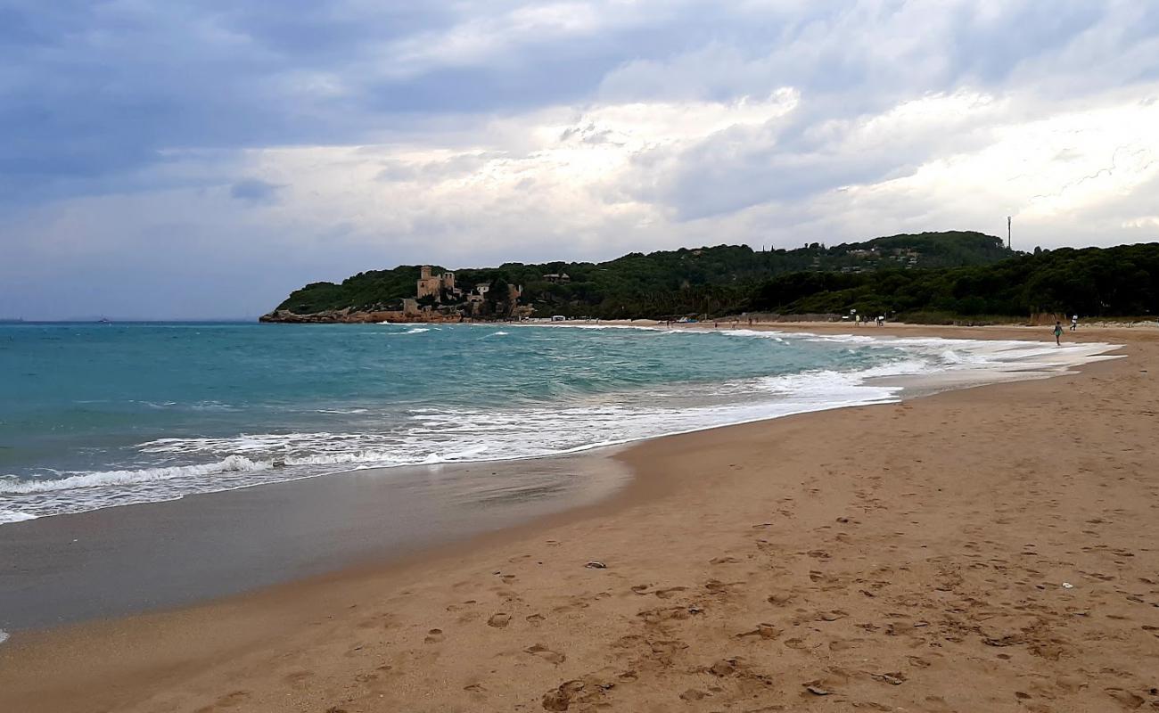 Foto de Playa de Tamarit con arena brillante superficie