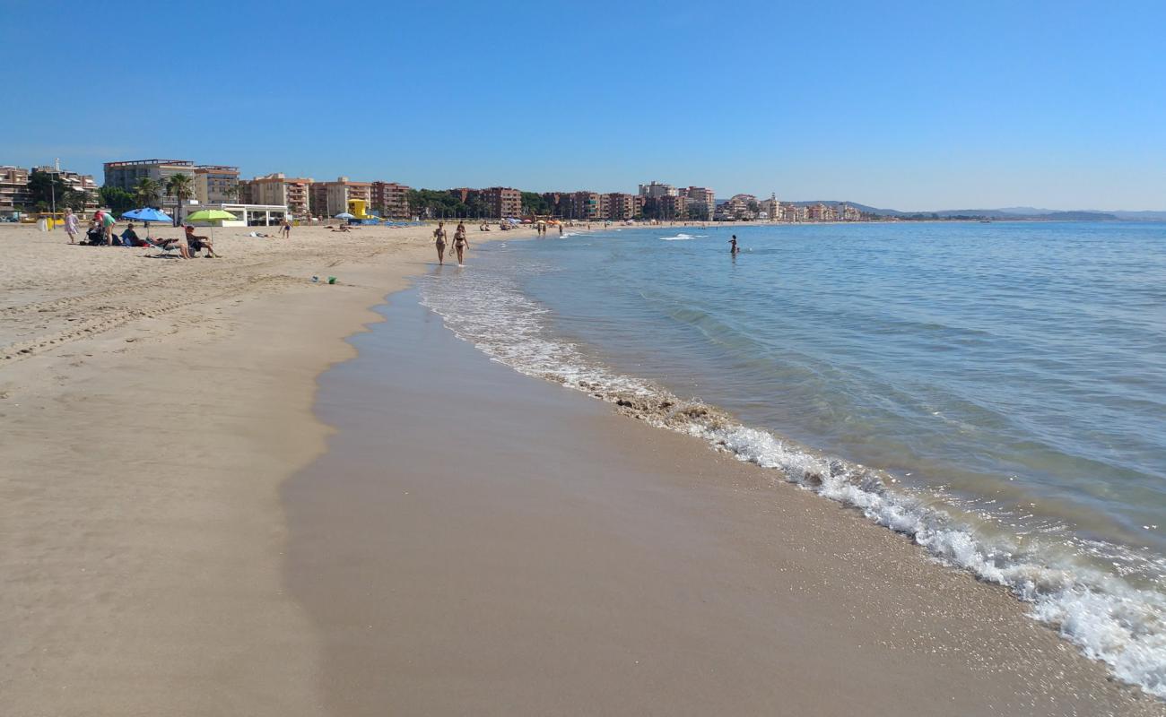 Foto de Platja de La Paella con arena brillante superficie