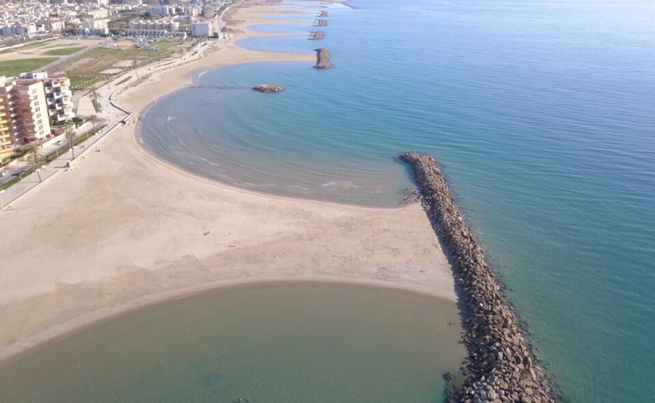 Foto de Playa de Cunit con arena oscura superficie