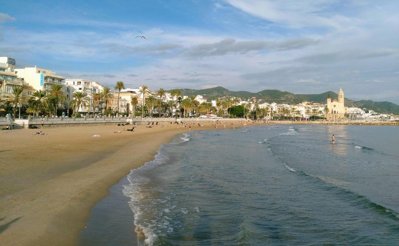 Foto de Playa de Sitges con arena brillante superficie