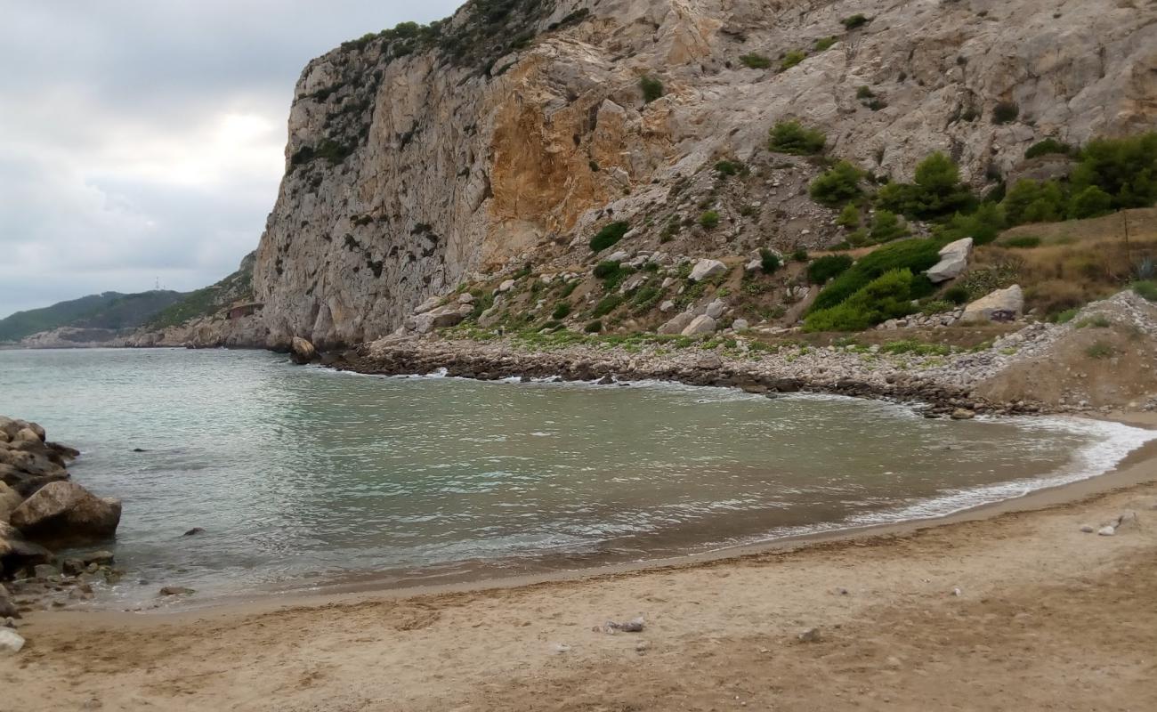 Foto de Platja La Falconera con arena/guijarros negro superficie