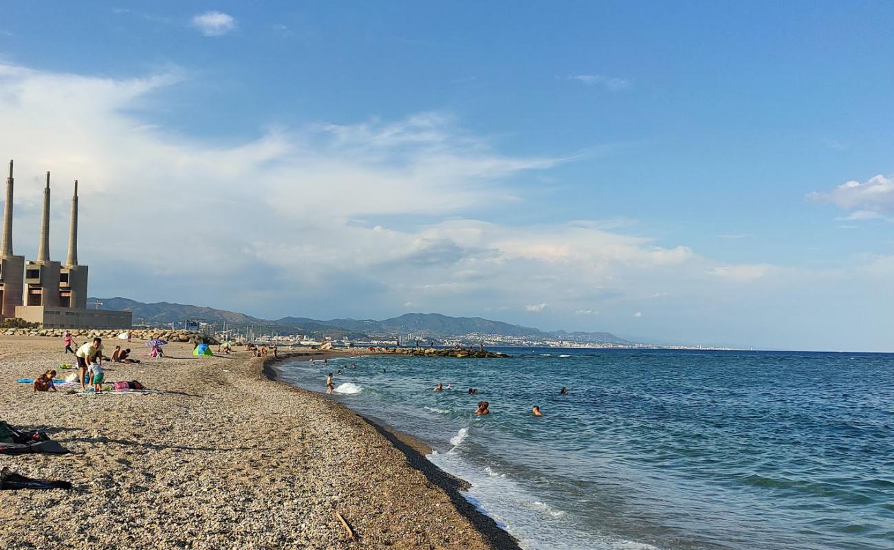 Foto de Platja del Fòrum con arena oscura superficie