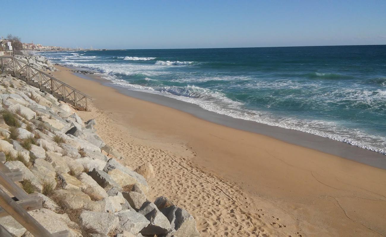 Foto de Platja de Montgat con arena brillante superficie