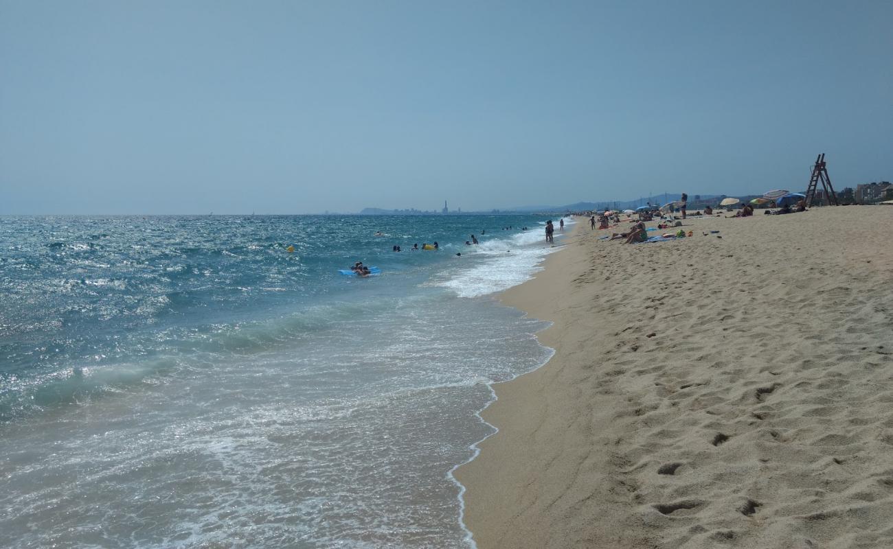 Foto de Platja d'Ocata con arena brillante superficie