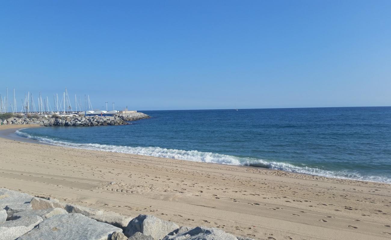 Foto de Platja de les Barques con arena brillante superficie