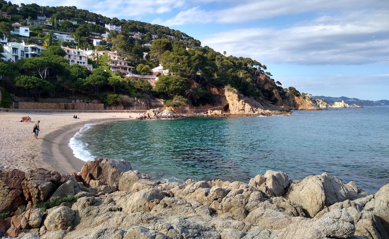 Foto de Cala Bona con brillante arena fina superficie