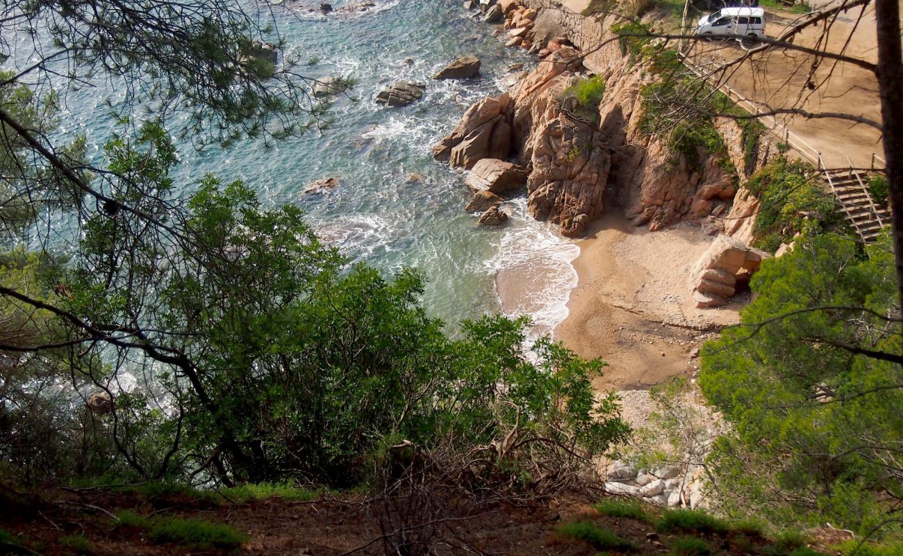 Foto de Cala Llevado con arena oscura superficie