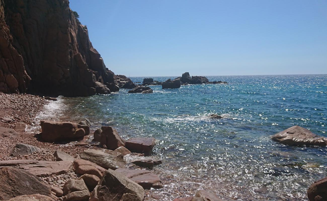 Foto de Punta d'Aromir con arena brillante y rocas superficie