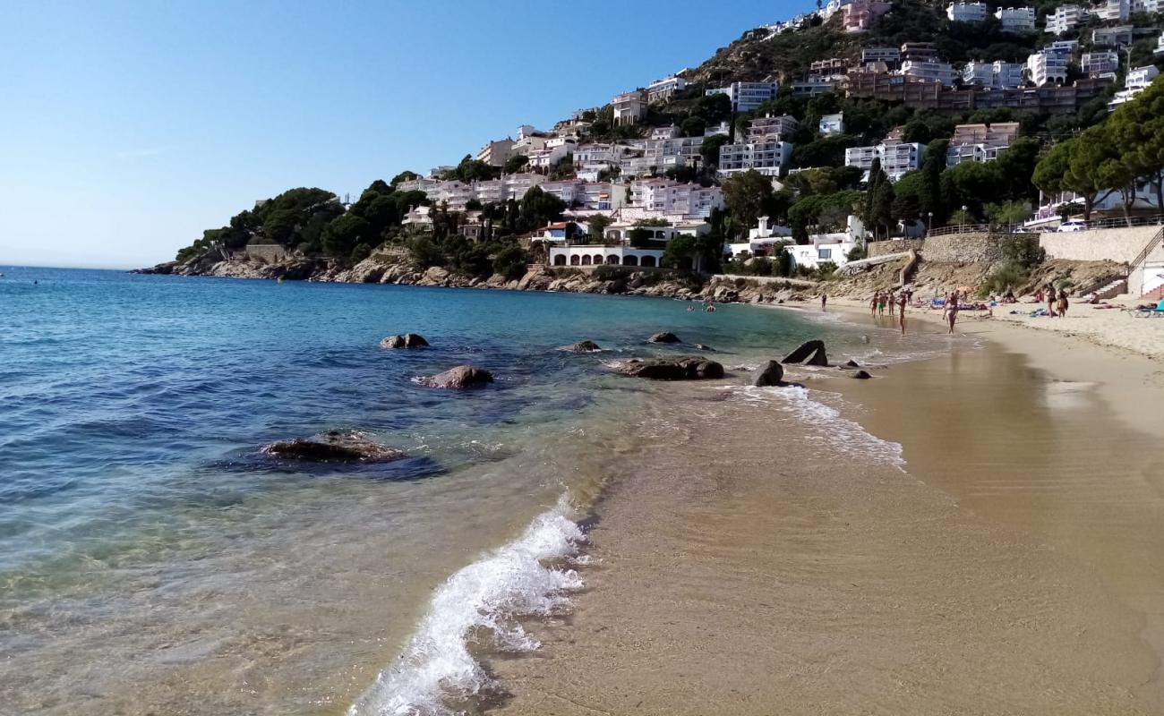 Foto de Platja de Canyelles con brillante arena fina superficie