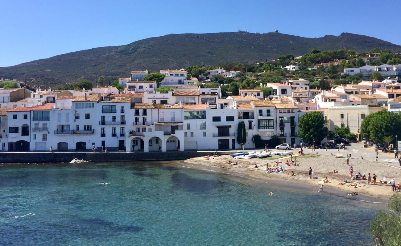 Foto de Platja Port d'Alguer con arena oscura superficie