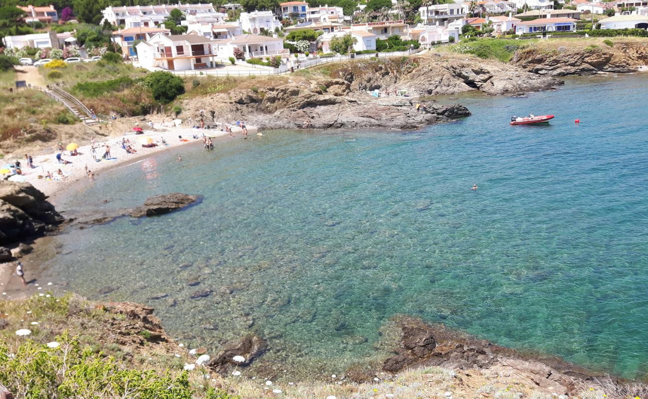 Foto de Platja de Vaquers con guijarro gris superficie