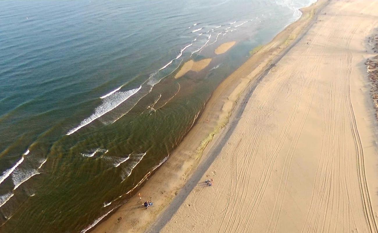 Foto de Playa de los Haraganes con arena brillante superficie