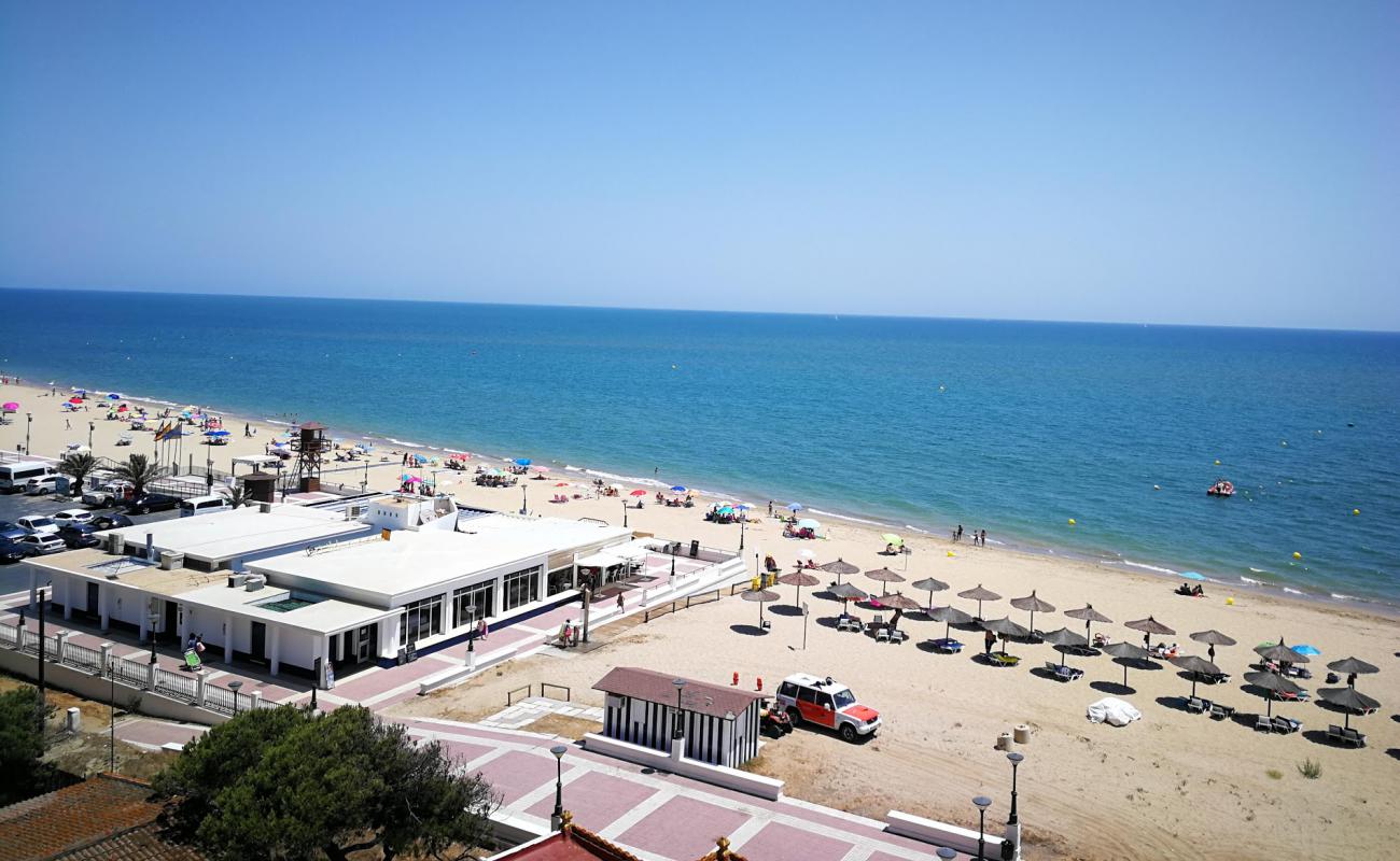 Foto de Playa Isla Cristina con brillante arena fina superficie