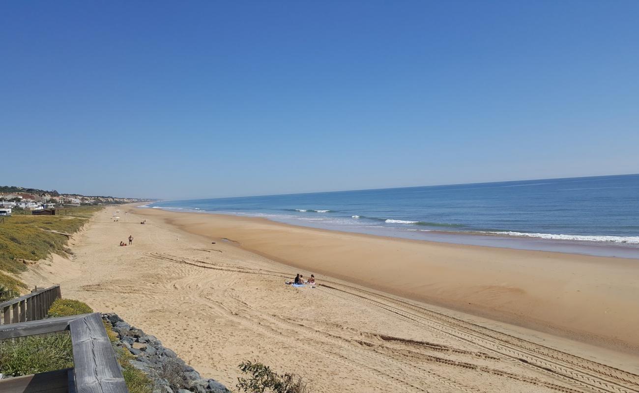 Foto de Playa de Mazagón con arena brillante superficie