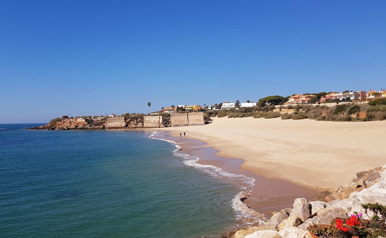 Foto de Playa de la Muralla con brillante arena fina superficie