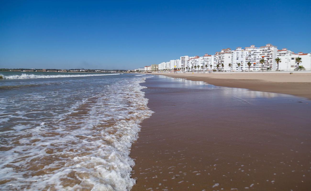 Foto de Playa de Valdelagrana con brillante arena fina superficie