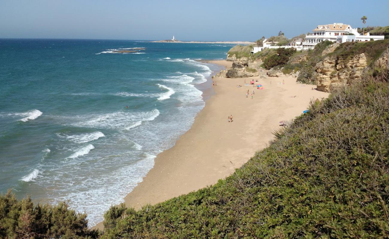 Foto de Playa de los Castillejos con brillante arena fina superficie