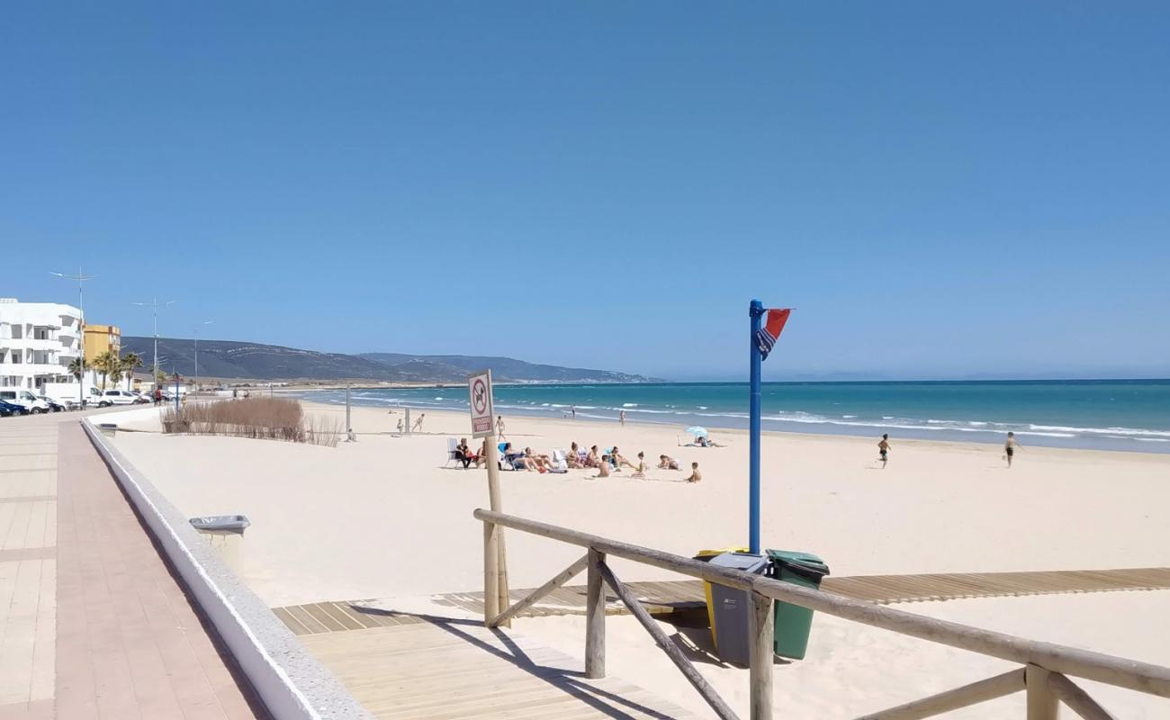 Foto de Playa de Barbate con brillante arena fina superficie