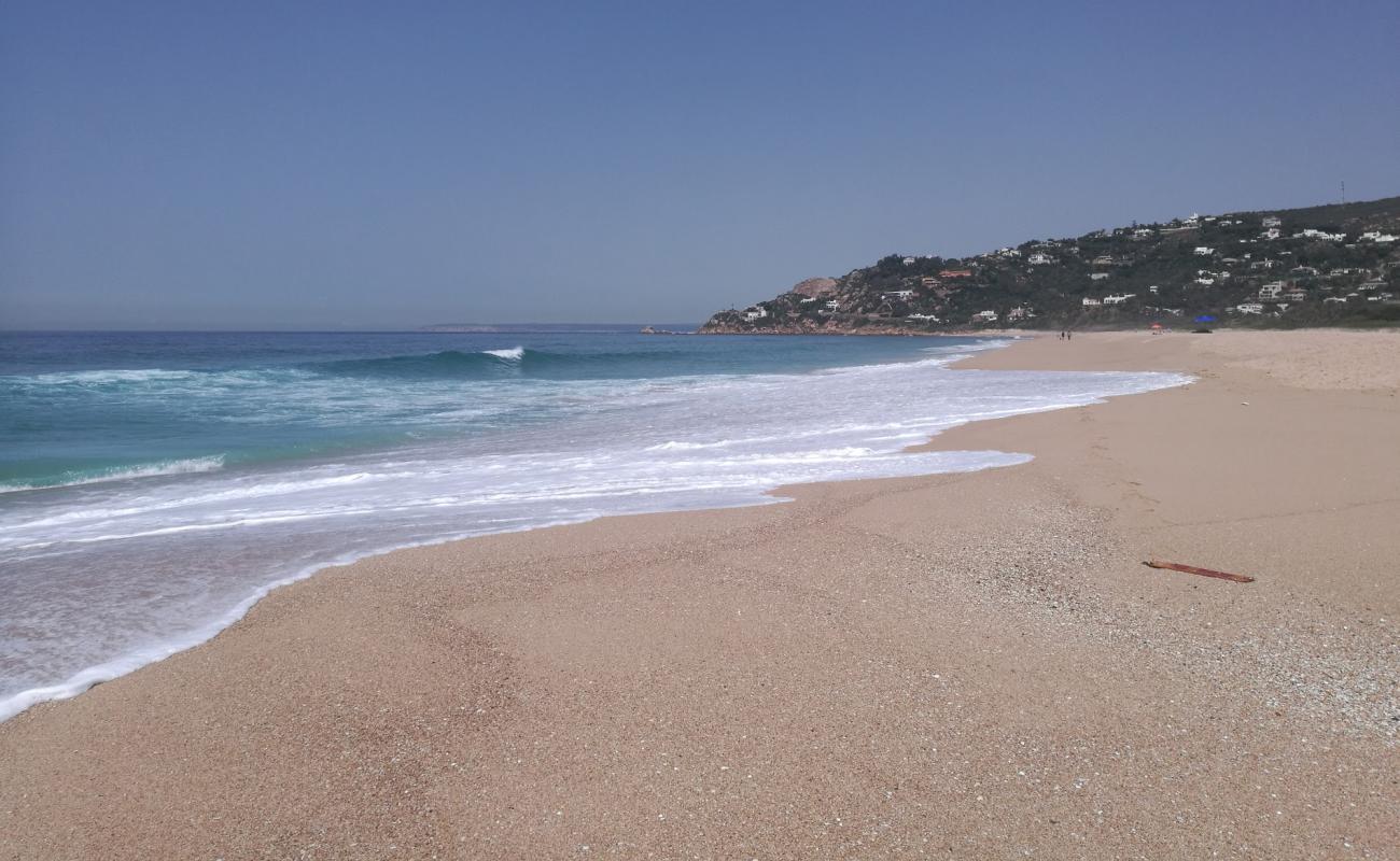 Foto de Playa Entre Dos Torres con brillante arena fina superficie