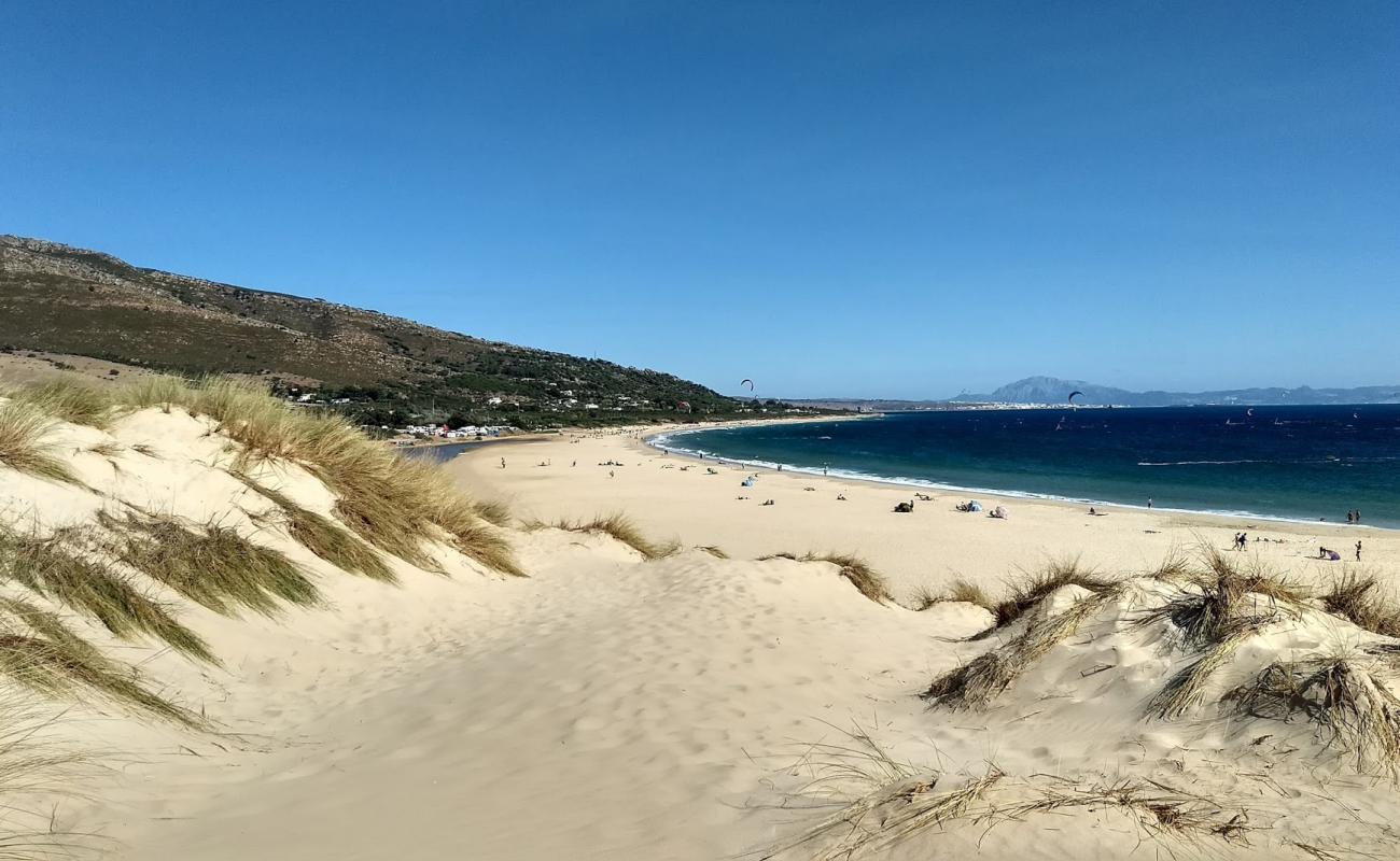 Foto de Playa de Valdevaqueros con brillante arena fina superficie