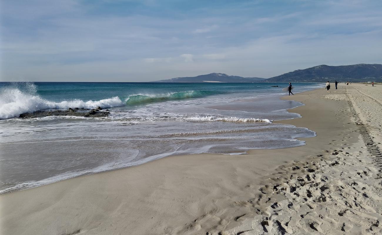 Foto de Playa de los lances con brillante arena fina superficie