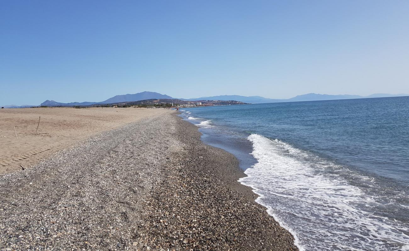 Foto de Playa de Sotogrande con arena gris superficie